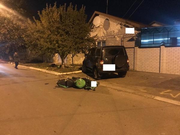 Байкер на «Кавасаки» врезался в дерево и внедорожник в Ессентуках